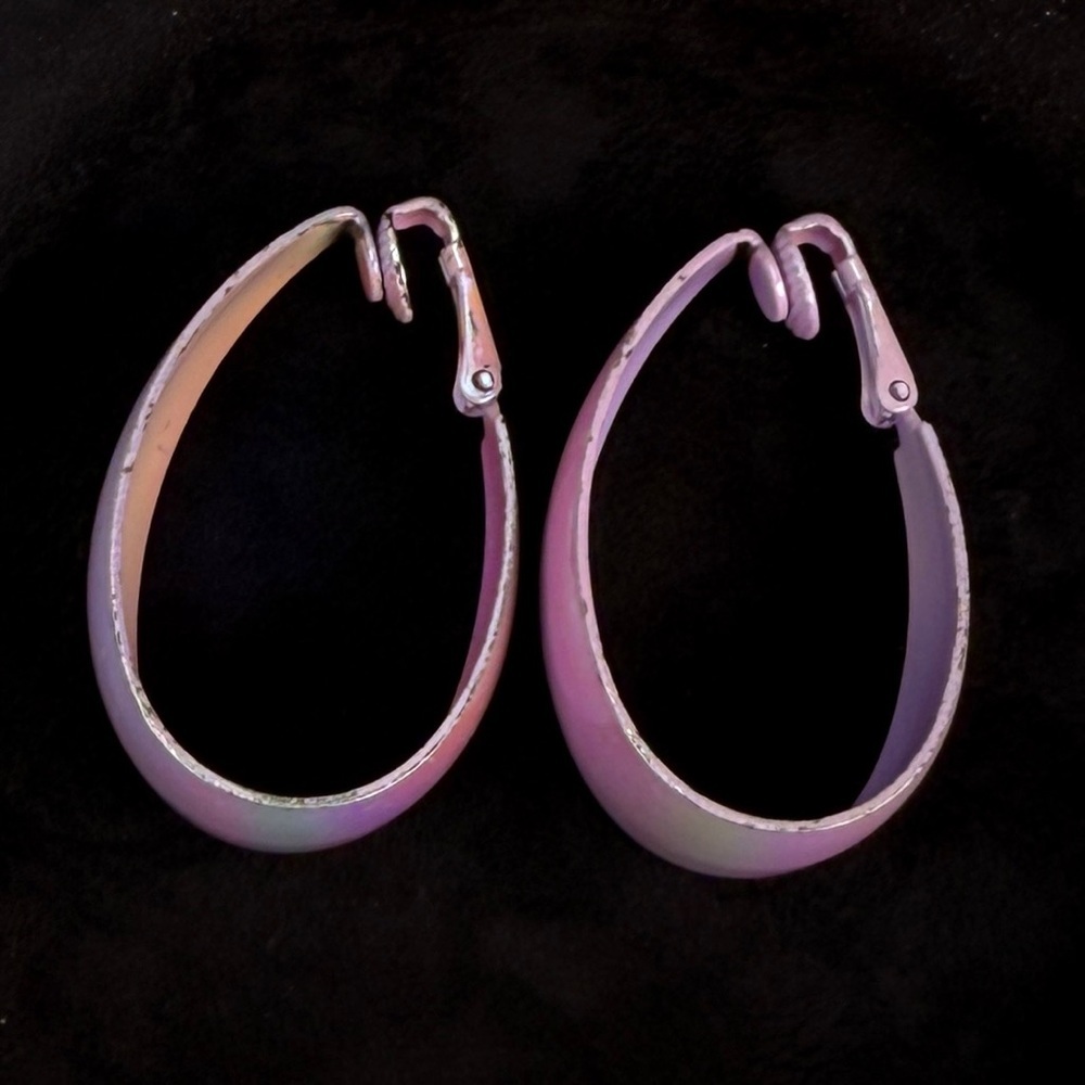Vintage lightweight, pinkish, purple clip on earrings - Picture 3 of 6